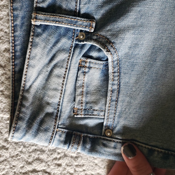 NWT Straight High-Rise Stretch Distressed Denim Jean in Light Wash - Picture 5 of 13